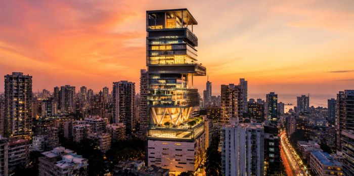 Antilia cao 173m nhưng chỉ có 27 tầng, với 6 tầng đầu tiên dành riêng cho bãi đỗ xe 168 chỗ, tạo thành một “lâu đài đứng” giữa trung tâm Mumbai. Ảnh: The Nobroker Times