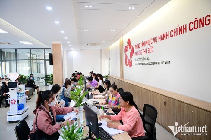 Đại biểu Quốc hội: Nếu chỉ yêu cầu cán bộ cơ sở gánh vác thêm nhiệm vụ mà không tạo điều kiện nâng cao năng lực và phát triển nghề nghiệp sẽ khó giữ được người giỏi lâu dài. Ảnh: Nguyễn Huế