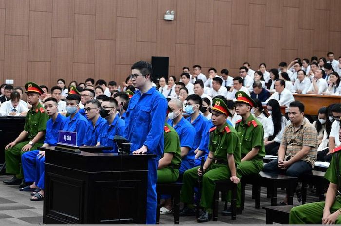 Phó Đức Nam trả lời thẩm vấn tại tòa. Ảnh: CTV