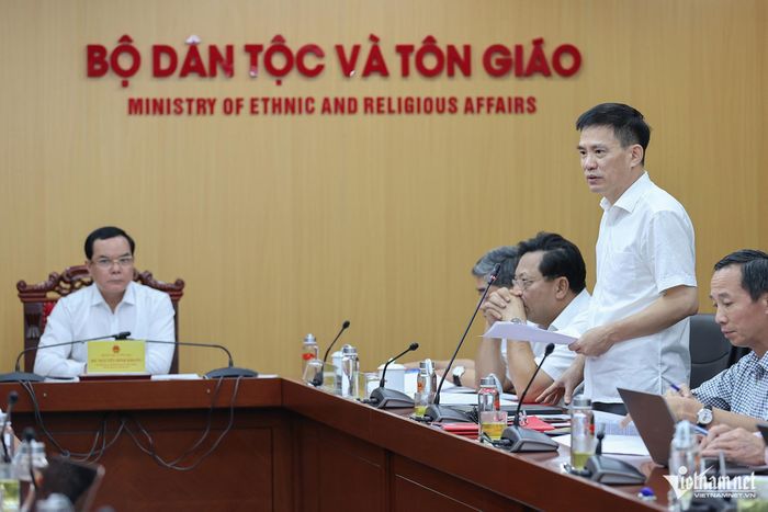 Ông Nguyễn Cao Thịnh - Chánh Văn phòng Bộ Dân tộc và Tôn giáo, trình bày báo cáo tại hội nghị.