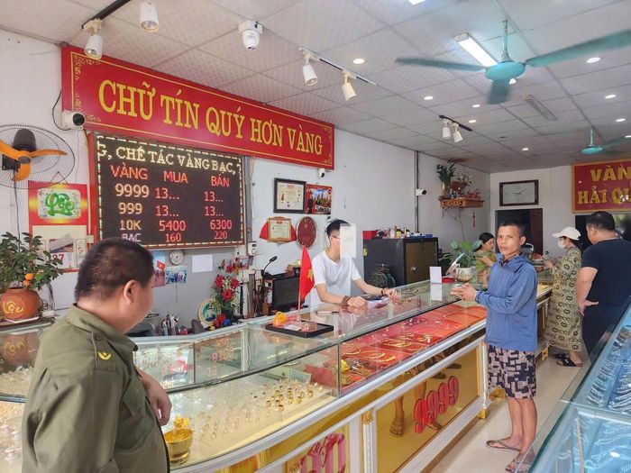 Đối tượng chỉ vị trí cửa hàng vàng bạc nơi bán số tài sản cướp giật được. Ảnh: CACC