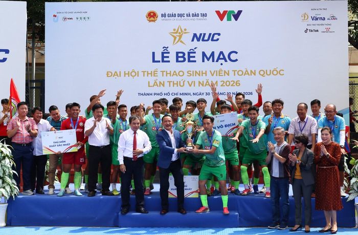 Các nhà vô địch bóng đá sinh viên toàn quốc (NUC) 2026 vỡ oà trong niềm vui khi nhận cúp 