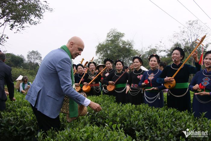 Các đại biểu đến Thái Nguyên trên chuyến tàu di sản; tham quan vùng chè Tân Cương, tìm hiểu nghệ thuật chế biến và thưởng trà, khám phá những nét văn hóa đặc sắc của các dân tộc Việt Nam; tham dự Lễ khai mạc Festival Trà Quốc tế – Thái Nguyên năm 2026 và Lễ công bố Quyết định ghi danh Văn hóa trà vào Danh mục Di sản văn hóa phi vật thể quốc gia. Ảnh: Tiến Hùng