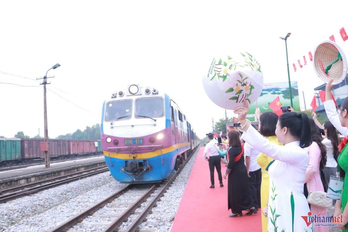 Sau 2 giờ di chuyển, “Chuyến tàu di sản” đã đưa đoàn từ ga Hà Nội, đi qua các ga: Gia Lâm, Đông Anh, Phổ Yên để đến ga Lưu Xá, phường Tích Lương, tỉnh Thái Nguyên. Ảnh: Tiến Hùng