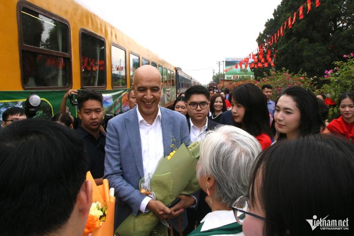 Các đại sứ, trưởng đại diện các tổ chức quốc tế tại Việt Nam và phu nhân, phu quân cùng đại diện ngoại giao đoàn tại Hà Nội được đón tiếp nồng nhiệt tại ga Lưu Xá, phường Tích Lương, tỉnh Thái Nguyên. Ảnh: Tiến Hùng