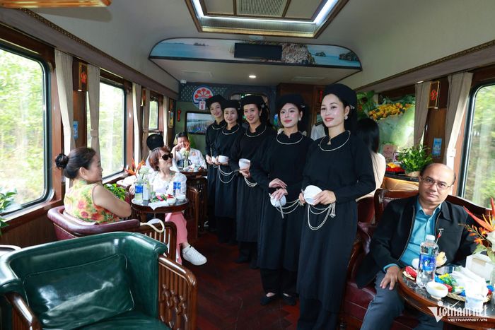 Trên hành trình, các thành viên đoàn vừa thưởng trà, nghe giới thiệu về vùng chè Thái Nguyên, xem trình diễn pha trà, giao lưu với người làm trà, vừa thưởng thức hát Then, hát Văn, múa bát, độc tấu sáo Mông.