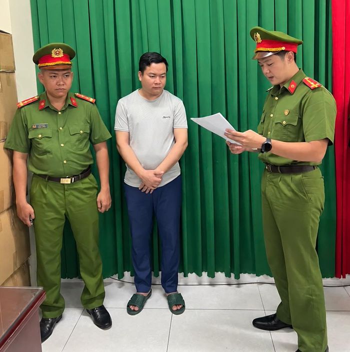 Cơ quan CSĐT tống đạt các quyết định và lệnh đối với Nguyễn Hoài Phong - Tổng giám đốc Công ty TNHH Thương mại Dịch vụ Bảo Phúc. Ảnh: CA