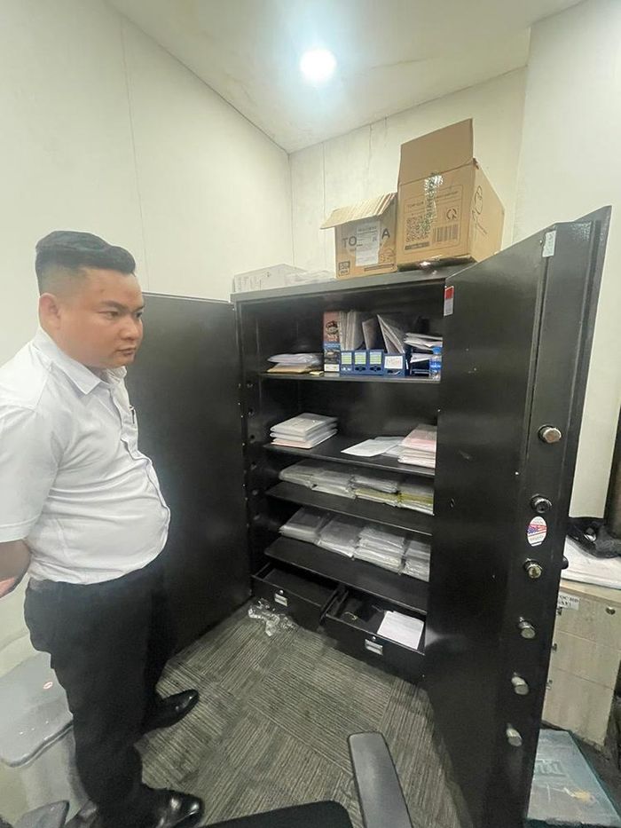 Khám xét nơi làm việc của đối tượng Nguyễn Hoài Phong. Ảnh: CA