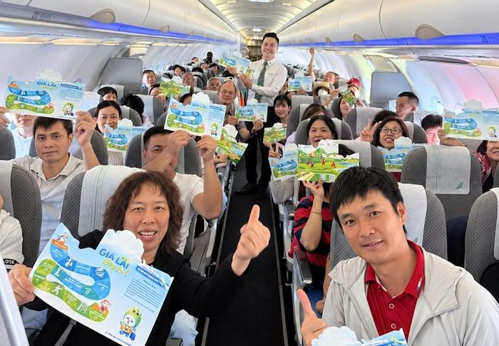 Hành khách hào hứng nhận những món quà mang dấu ấn Gia Lai trên chuyến bay Bamboo Airways.