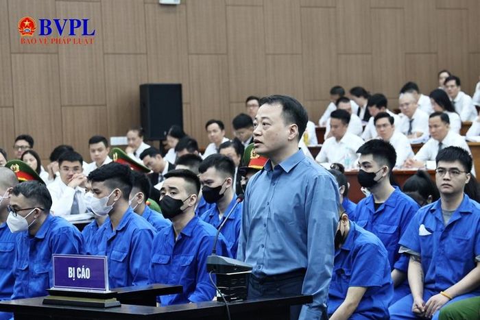  Bị cáo Nguyễn Hòa Bình khai báo trước tòa sáng 30/10.