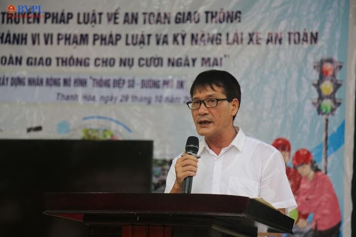  Thầy Nguyễn Văn Chế, Phó Hiệu trưởng Trường THPT Lê Văn Hưu phát biểu khai mạc.