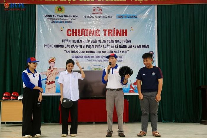  Học sinh được hướng dẫn nhiều kỹ năng tham gia giao thông.
