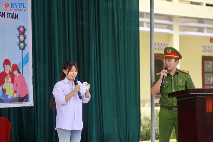  Học sinh được giao lưu và trả lời câu hỏi.