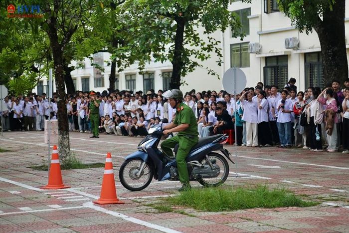  Cảnh sát giao thông, Công an xã hướng dẫn các em đi trong sa hình.