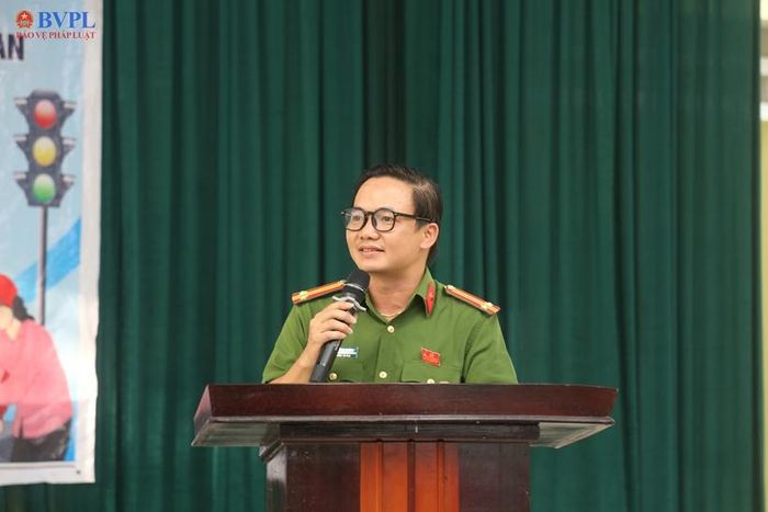  Phó Trưởng Công an xã Thiệu Trung Lê Công Toàn kể chuyện pháp luật cho học sinh một cách dễ hiểu, gần gũi mà sâu sắc.