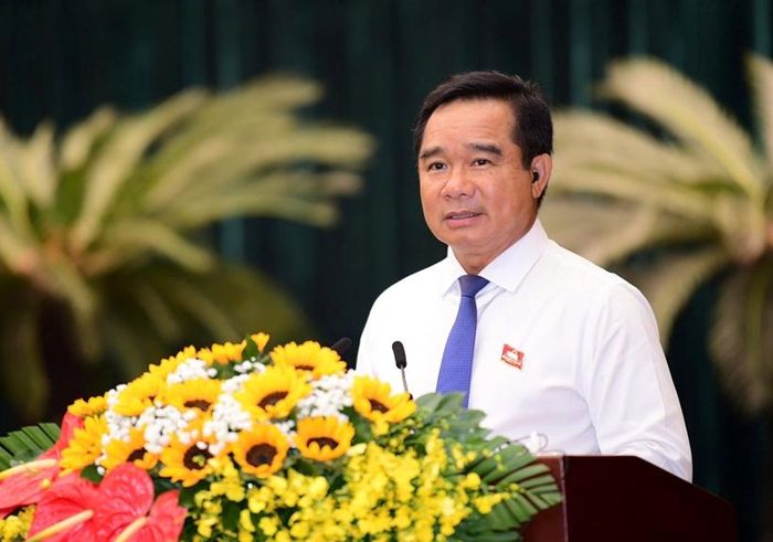 Đồng chí Nguyễn Văn Được, Phó Bí thư Thành ủy, Chủ tịch UBND TP Hồ Chí Minh phát biểu tại kỳ họp thứ 6 HĐND TP Hồ Chí Minh. (Ảnh: Quang Định)