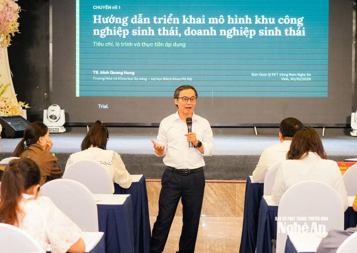Giảng viên quán triệt các chuyên đề. Ảnh: TL