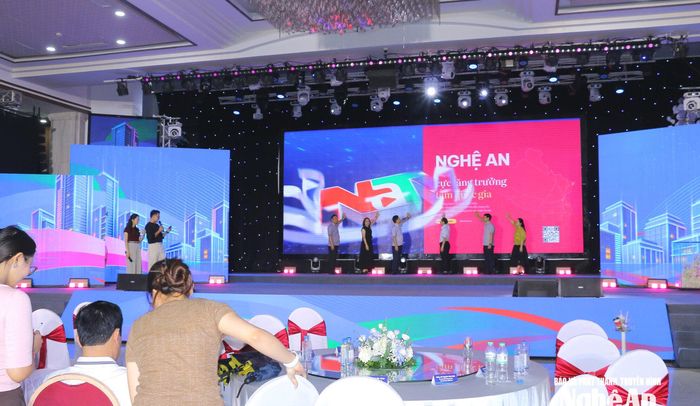 Một trong những điểm nhấn của chương trình là nghi thức ra mắt logo mới của Báo và phát thanh, truyền hình Nghệ An (NaTV). Ảnh: Mỹ Hà
