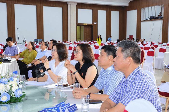 Các đồng chí trong ban giám đốc và các phòng chuyên môn của Báo và phát thanh, truyền hình Nghệ An theo dõi buổi tổng duyệt. Ảnh: Mỹ Hà