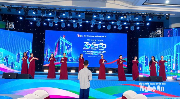 Chương trình nghệ thuật chào mừng do các phóng viên, biên tập viên, nhân viên Báo và phát thanh truyền hình Nghệ An biểu diễn. Ảnh: Mỹ Hà
