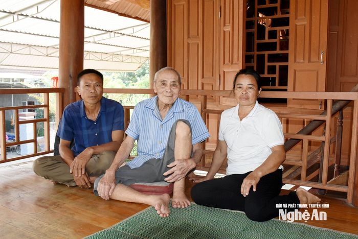 Ông Ngân Văn Dũng cùng vợ chồng con trai út Ngân Văn Cương. Ảnh: Công Kiên