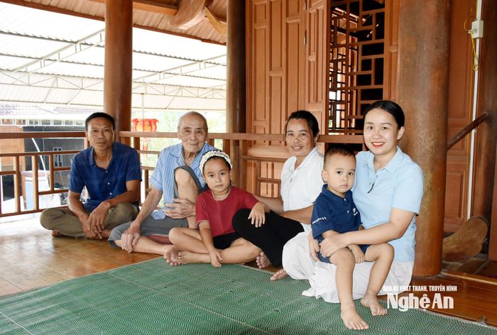 Ông Ngân Văn Dũng cùng vợ chồng con trai út Ngân Văn Cương, cháu dâu và 2 chắt. Ảnh: Công Kiên