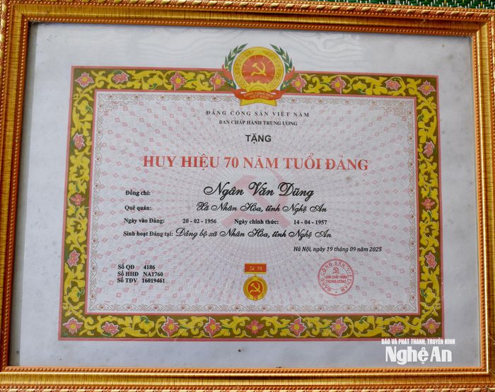 Huy hiệu 70 năm tuổi Đảng của ông Ngân Văn Dũng. Ảnh: Công Kiên