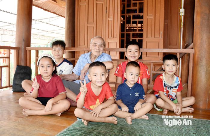 Ông Ngân Văn Dũng bên các chắt. Ảnh: Công Kiên