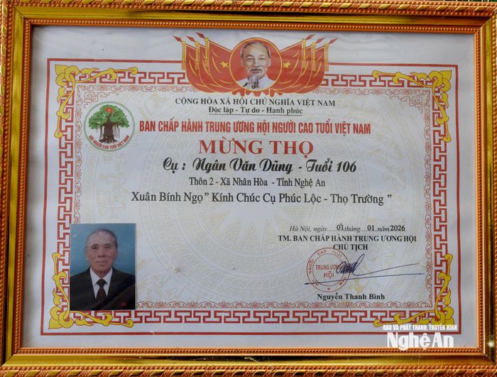 Giấy mừng thọ tuổi 106 của ông Ngân Văn Dũng. Ảnh: Công Kiên