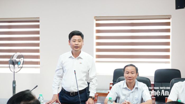 Giám đốc Báo và phát thanh, truyền hình Nghệ An Trần Minh Ngọc phát biểu, chia sẻ những dấu ấn đặc biệt của Báo và phát thanh, truyền hình Nghệ An trong chặng đường xây dựng và phát triển. Ảnh: Hoàng Bá
