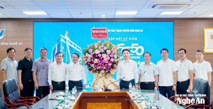 Các đồng chí: Dương Đình Chỉnh - Ủy viên Ban Thường vụ Tỉnh ủy, Phó Chủ tịch Thường trực HĐND tỉnh; Nguyễn Như Khôi - Ủy viên Ban Chấp hành Đảng bộ tỉnh, Phó Chủ tịch HĐND tỉnh tặng hoa chúc mừng Báo và phát thanh, truyền hình Nghệ An nhân dịp kỷ niệm 70 năm Phát thanh, 65 năm Báo Nghệ An và 50 năm Truyền hình. Ảnh: Hoàng Bá