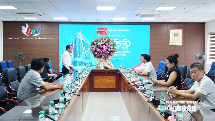 Đoàn công tác HĐND tỉnh và Đoàn ĐBQH tỉnh đến thăm, chúc mừng Báo và phát thanh, truyền hình Nghệ An. Ảnh: Hoàng Bá
