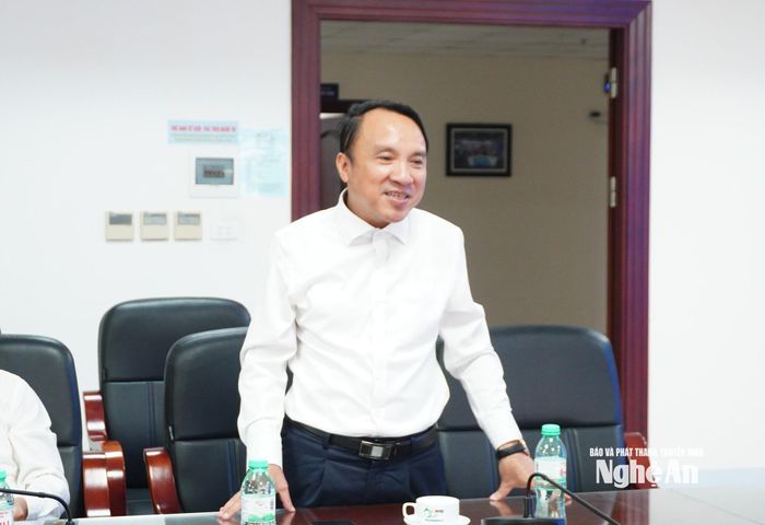 Phó Chủ tịch Thường trực HĐND tỉnh Dương Đình Chỉnh gửi lời chúc sức khỏe, hạnh phúc và thành công đến các thế hệ cán bộ, phóng viên, biên tập viên, phát thanh viên, kỹ thuật viên và toàn thể cán bộ, viên chức, người lao động của Báo và phát thanh, truyền hình Nghệ An. Ảnh: Hoàng Bá