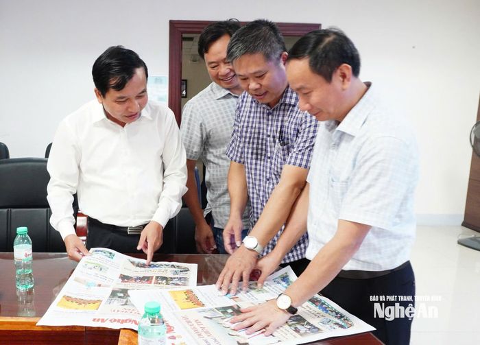 Đồng chí Nguyễn Như Khôi - Ủy viên Ban Chấp hành Đảng bộ tỉnh, Phó Chủ tịch HĐND tỉnh cùng lãnh đạo Báo và phát thanh, truyền hình Nghệ An xem số báo đặc biệt chào mừng ngày kỷ niệm. Ảnh: Hoàng Bá