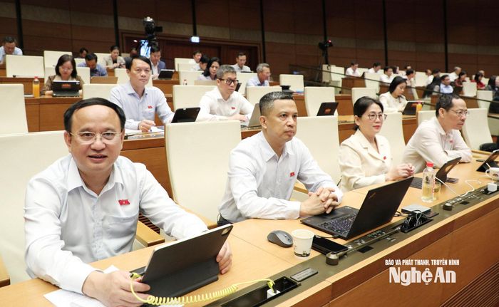 Đoàn ĐBQH tỉnh Nghệ An dự phiên thảo luận tại hội trường. Ảnh: Lâm Hiển