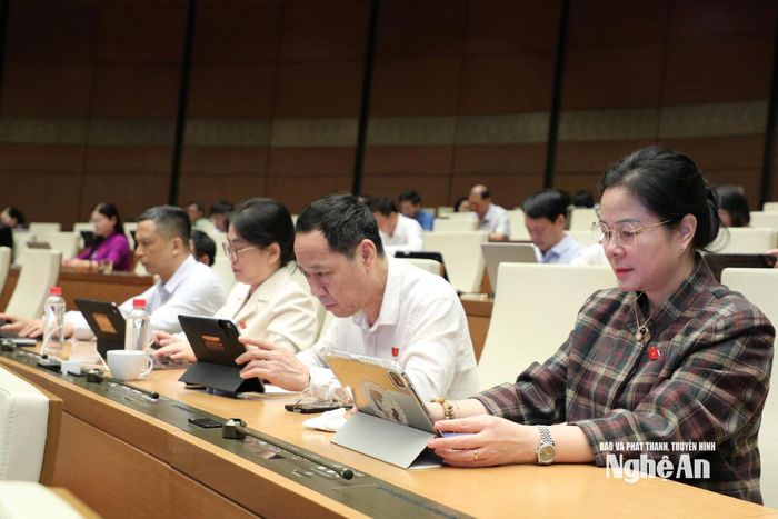 Đoàn ĐBQH tỉnh Nghệ An dự phiên thảo luận tại hội trường. Ảnh: Lâm Hiển