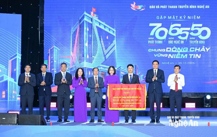 Tỉnh ủy, HĐND, UBND, Ủy ban MTTQ Việt Nam tỉnh trao tặng Báo và phát thanh, truyền hình Nghệ An bức trướng mang dòng chữ: “Báo và phát thanh, truyền hình Nghệ An - kết nối, hội tụ, sáng tạo, vươn xa”. Ảnh: Thành Cường
