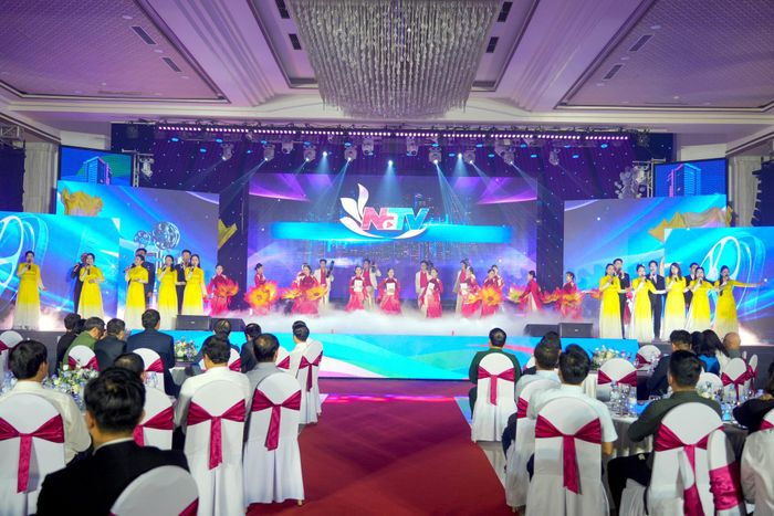 Tiết mục văn nghệ của cán bộ, phóng viên, nhân viên Báo và phát thanh, truyền hình Nghệ An. Ảnh: Thành Cường