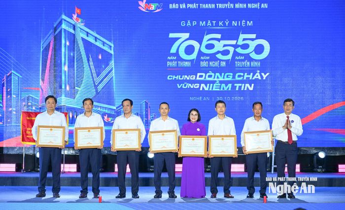 Các tập thể và cá nhân được nhận Bằng khen của Chủ tịch UBND tỉnh. Ảnh: Thành Cường