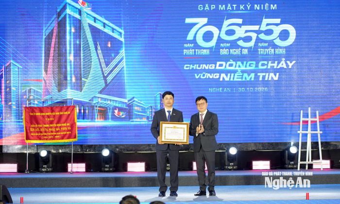 Đồng chí Lê Quốc Minh - Ủy viên Ban Chấp hành Trung ương Đảng, Tổng Biên tập Báo Nhân Dân, Phó Trưởng ban Tuyên giáo Trung ương, Chủ tịch Hội Nhà báo Việt Nam trao Bằng khen cho đơn vị. Ảnh: Thành Cường