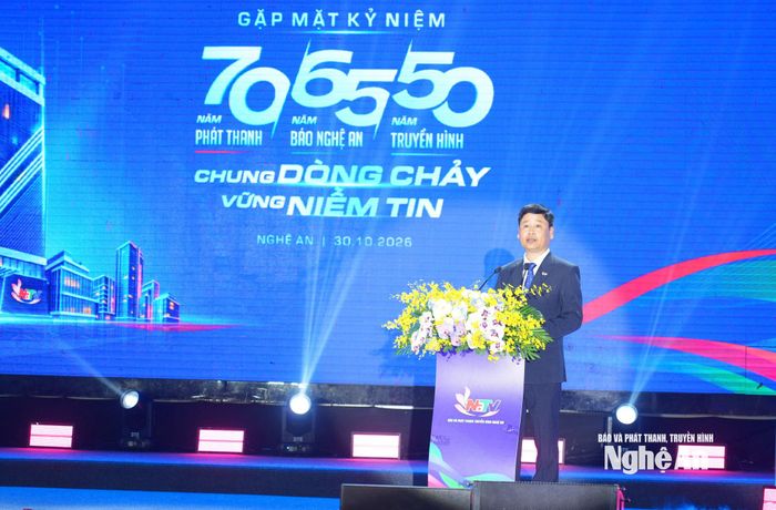 Giám đốc Báo và phát thanh, truyền hình Nghệ An Trần Minh Ngọc phát biểu tại buổi gặp mặt. Ảnh: Thành Cường