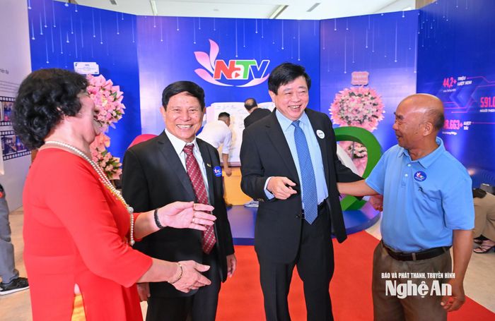 Các đồng chí nguyên lãnh đạo qua các thời kỳ dự chương trình gặp mặt. Ảnh: Thành Cường
