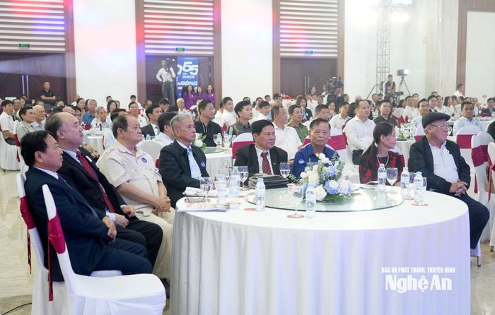 Các thế hệ lãnh đạo của Báo Nghệ An, Đài Phát thanh - Truyền hình Nghệ An về dự lễ kỷ niệm. Ảnh: Thành Cường