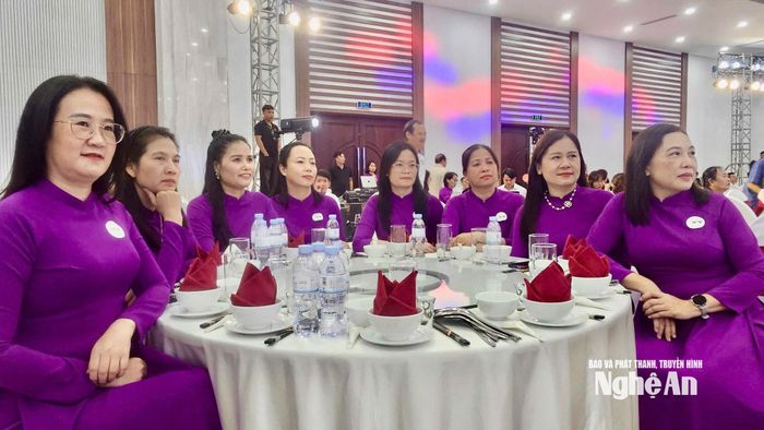 Cán bộ, phóng viên, nhân viên Báo và phát thanh, truyền hình Nghệ An dự lễ kỷ niệm. Ảnh: Nguyễn Hưng