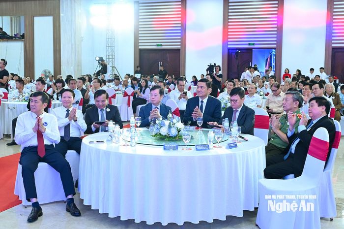 Các đồng chí lãnh đạo Báo Nhân Dân, Đài Truyền hình Việt Nam, lãnh đạo tỉnh Nghệ An cùng các đại biểu dự lễ kỷ niệm. Ảnh: Thành Cường