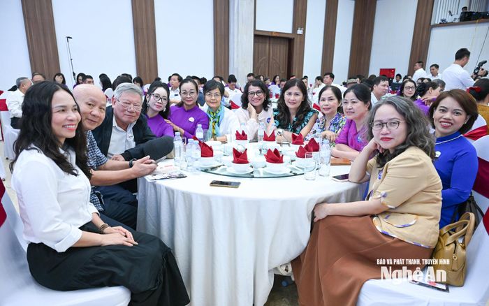 Các thế hệ cán bộ, phóng viên của Báo và phát thanh, truyền hình Nghệ An về dự lễ. Ảnh: Thành Cường