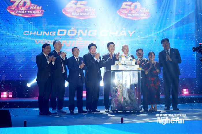 Các đại biểu cùng cắt bánh sinh nhật. Ảnh: Quang An