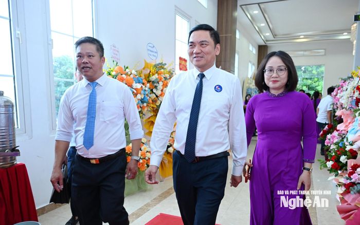 Đồng chí Hoàng Nghĩa Hiếu - Phó Bí thư Thường trực Tỉnh ủy, Chủ tịch HĐND tỉnh Nghệ An về dự chương trình gặp mặt. Ảnh: Thành Cường