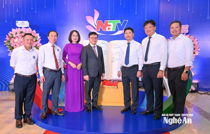 Đồng chí Lê Quốc Minh - Ủy viên Trung ương Đảng, Tổng Biên tập Báo Nhân Dân, Phó Trưởng ban Tuyên giáo Trung ương, Chủ tịch Hội Nhà báo Việt Nam về dự chương trình gặp mặt. Ảnh: Thành Cường