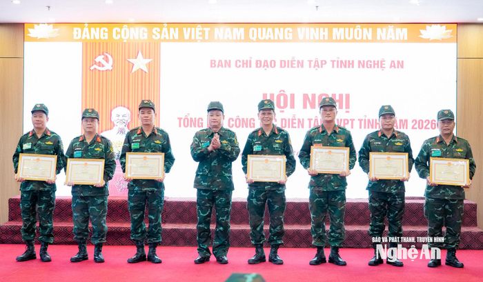 Đồng chí Nguyễn Khắc Thận - Ủy viên Trung ương Đảng, Bí thư Tỉnh uỷ, Trưởng Đoàn ĐBQH tỉnh, Trưởng Ban Chỉ đạo thừa uỷ quyền trao Bằng khen của Bộ Tư lệnh Quân khu 4 cho các tập thể, cá nhân. Ảnh: Phạm Bằng